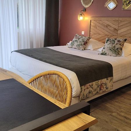 Logis Hotel La Croix Du Sud Le Tour-du-Parc Ngoại thất bức ảnh