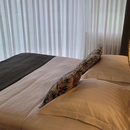Logis Hotel La Croix Du Sud Le Tour-du-Parc Ngoại thất bức ảnh