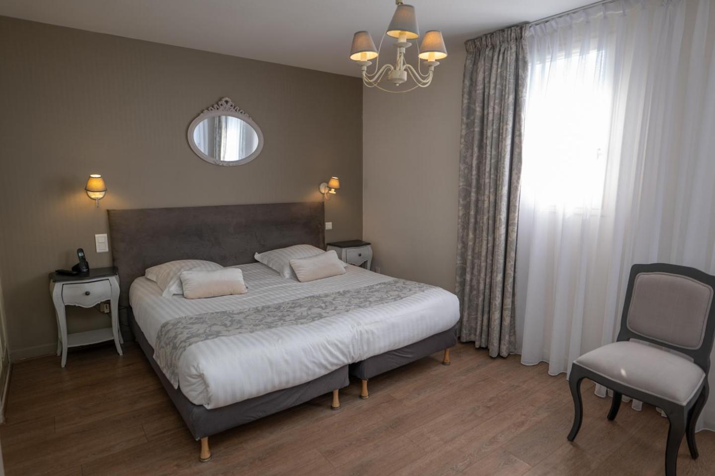 Logis Hotel La Croix Du Sud Le Tour-du-Parc Ngoại thất bức ảnh