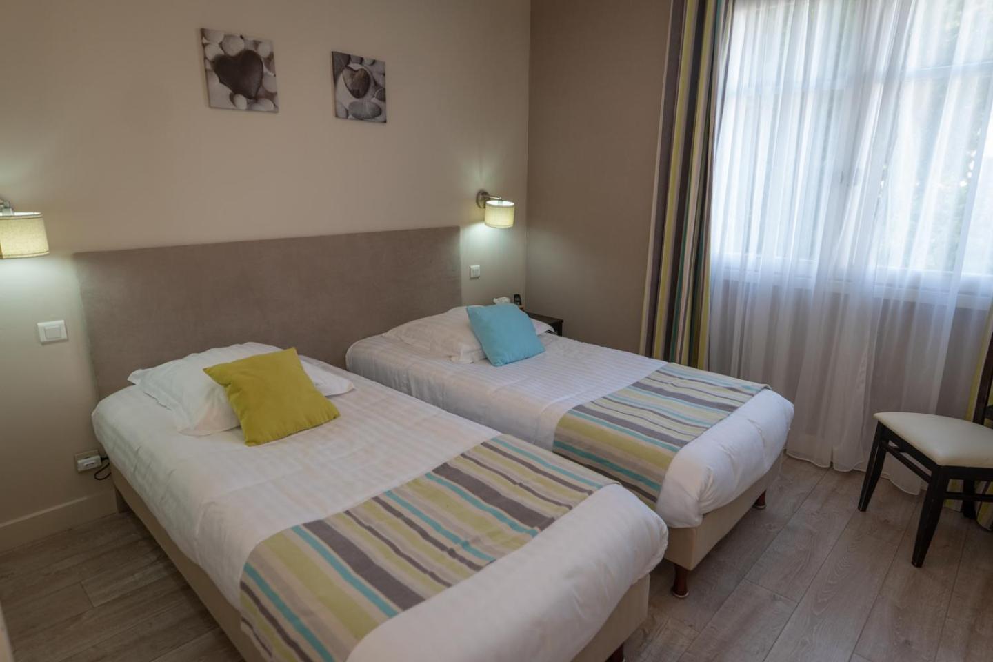 Logis Hotel La Croix Du Sud Le Tour-du-Parc Ngoại thất bức ảnh