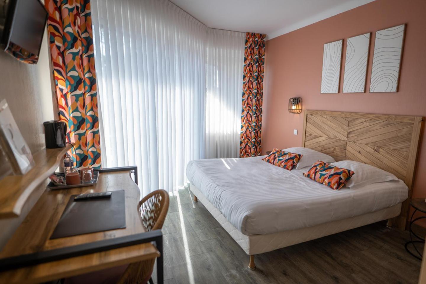 Logis Hotel La Croix Du Sud Le Tour-du-Parc Ngoại thất bức ảnh