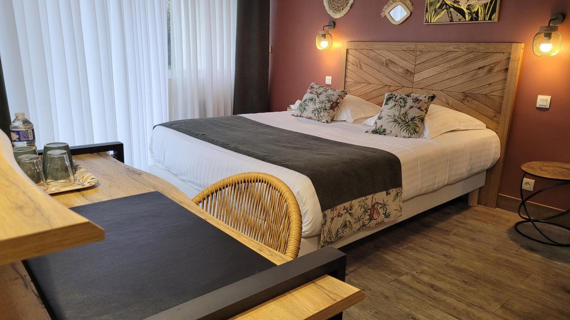 Logis Hotel La Croix Du Sud Le Tour-du-Parc Ngoại thất bức ảnh