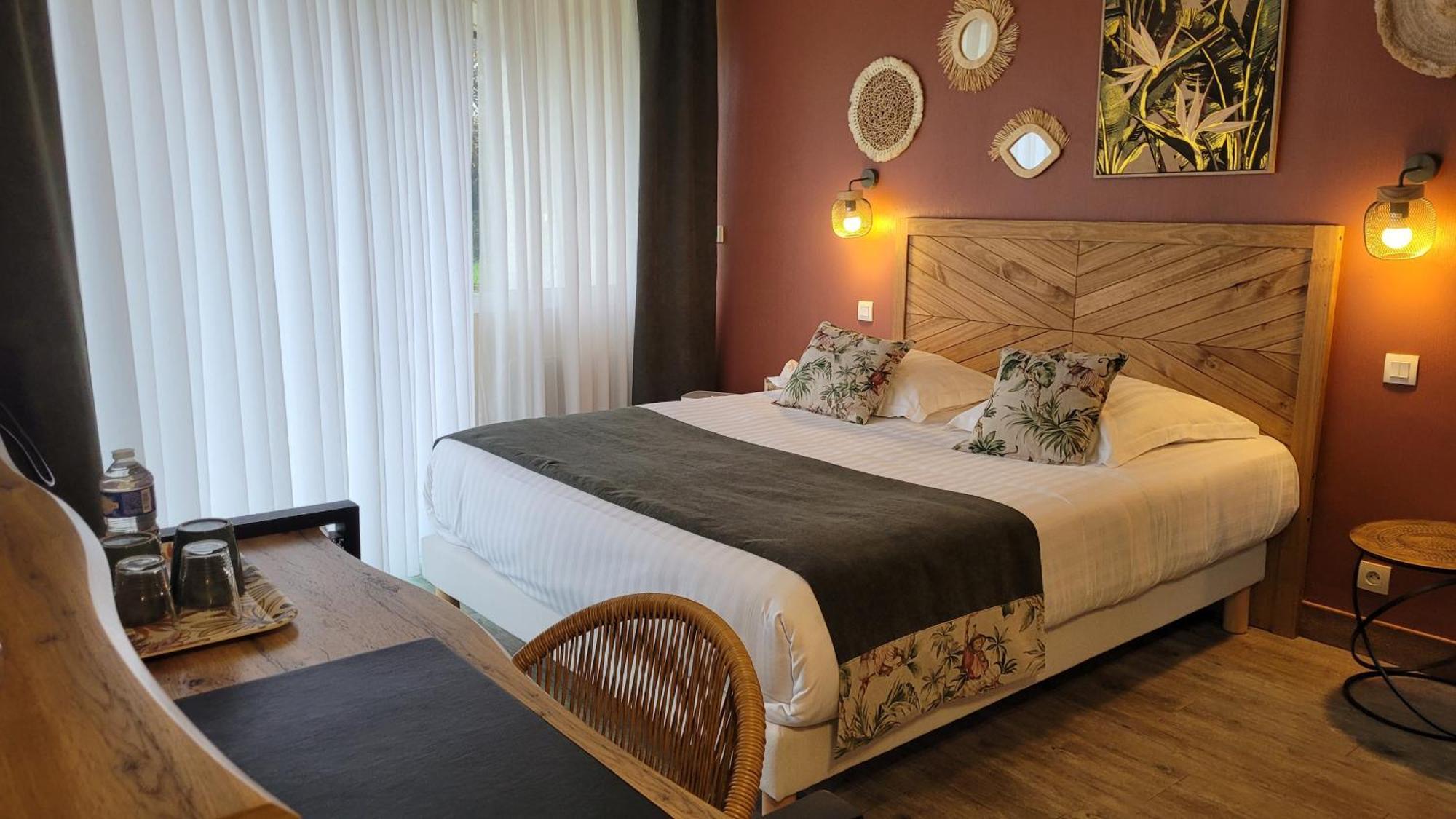 Logis Hotel La Croix Du Sud Le Tour-du-Parc Ngoại thất bức ảnh